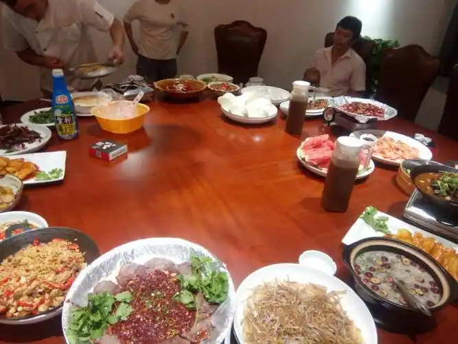 全家人坐在最大包厢里吃团圆饭,一桌子饭菜(垂涎三尺ing)