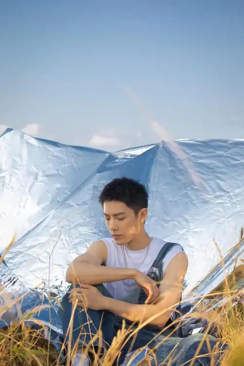 肖战寸头写真曝光,牛仔背带裤配白背心,肌肉线条男友力十足!