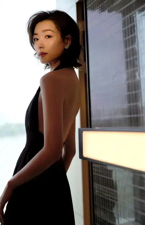 万茜美得不低调穿一身黑色深v长裙走红毯优雅又惊艳