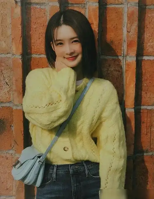 李沁清新短发造型嫩黄色系巧迎春时尚又有初恋气质