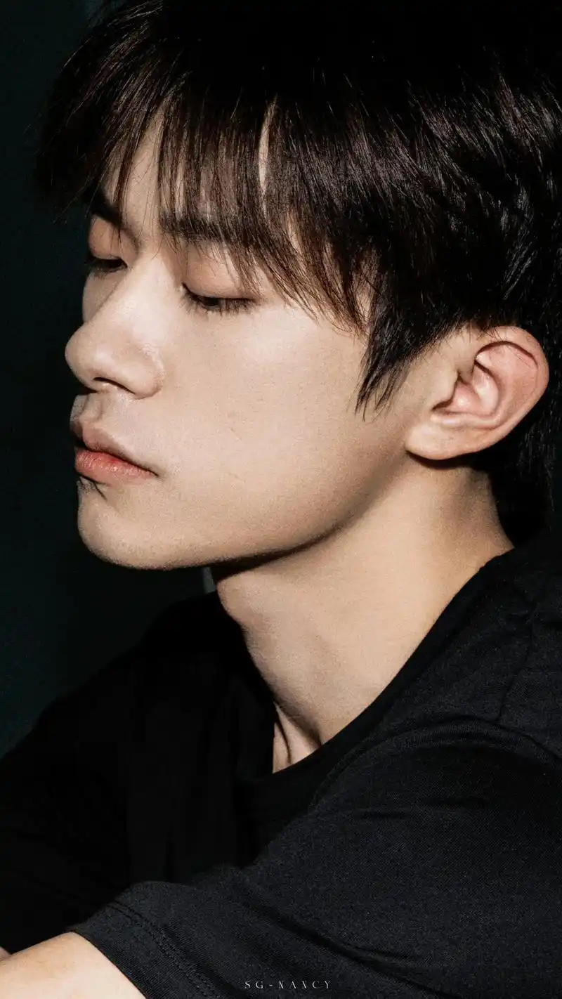 千玺华表奖红毯好忙 #易烊千玺 #高清壁纸 #少年总是发着 - 抖音