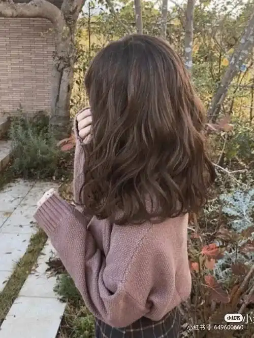 本人头发少发质细软,想剪成中长发再烫(图一那么长)可以吗?