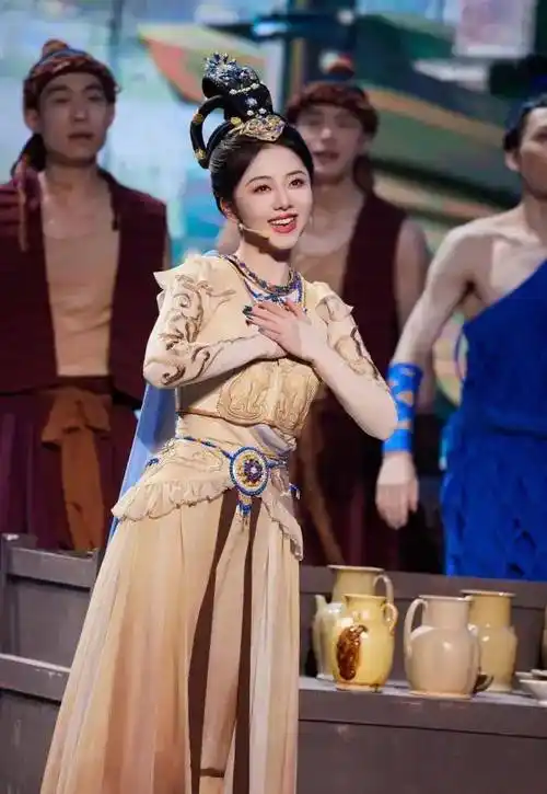 谭松韵展示柔美舞姿,笑容灿烂迷人,俏皮灵动更显少女感_表演_观众