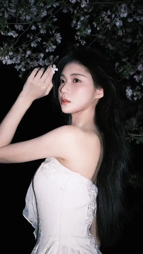 意瞬间##陈意涵白月光夜樱随拍