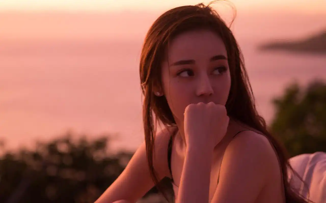 迪丽热巴慵懒居家写真高清壁纸