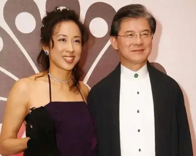 郭晶晶婆婆朱玲玲亮相活动,和富商老公同框,62岁美貌依旧瞩目!