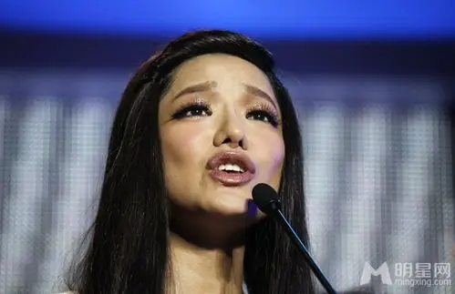 被网友爆料江映蓉登台领奖时鼻子处惊现针脚痕迹,疑似整容接的假鼻子