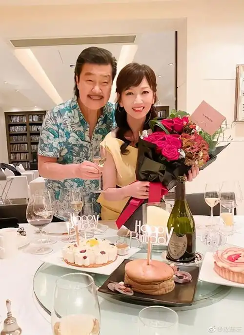 赵雅芝庆生自拍泄冻龄美肌!恩爱同框老公 网:这有66岁吗?