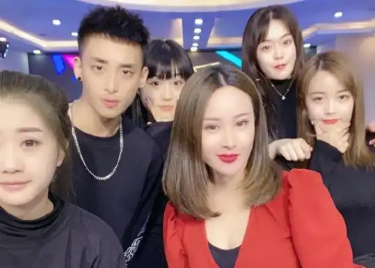 太美了白小白老婆出境气质非凡洋姐解释为何不转型电商