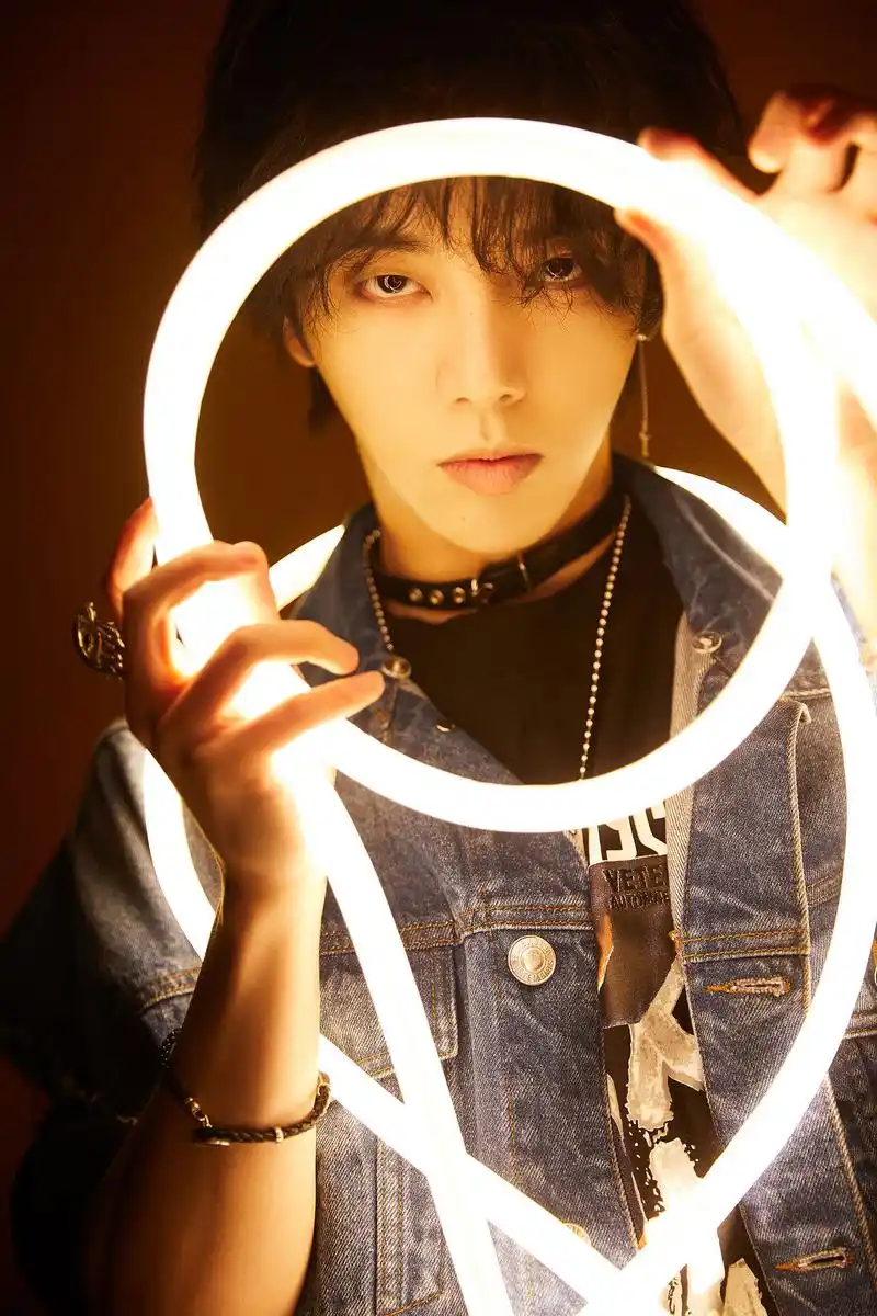 消息深圳演唱会预售票进入倒计时华晨宇光影错落间美图来袭