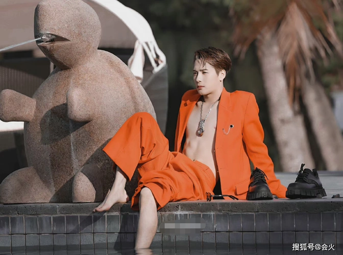 同样的一片海,张若昀就选择坐在海边的椅子上,带着黑色的大墨镜十分