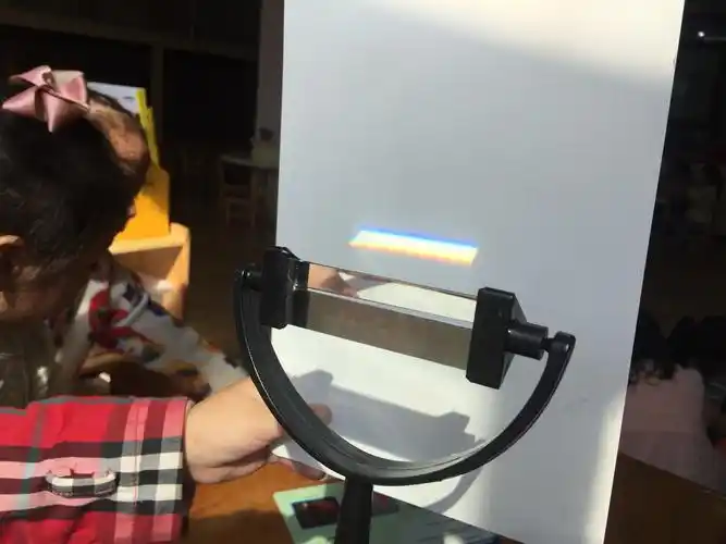 颖颖:慢慢转动三棱镜,白纸上的彩虹还会慢慢变得更清楚!