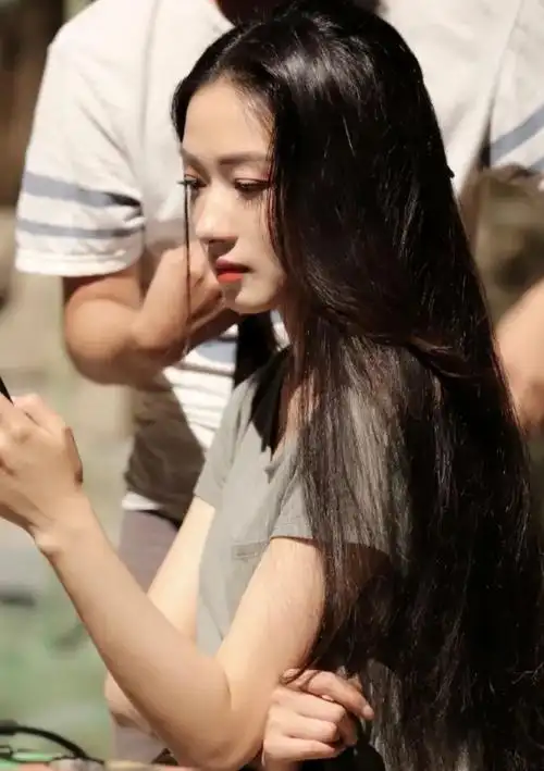 此时大家才意识到万茜结婚了还生了个女儿.配文是