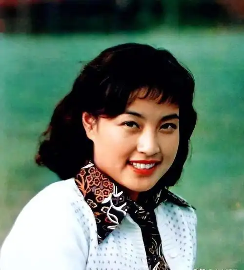 著名演员刘晓庆:4段婚姻中没生过孩子,如今73岁活出