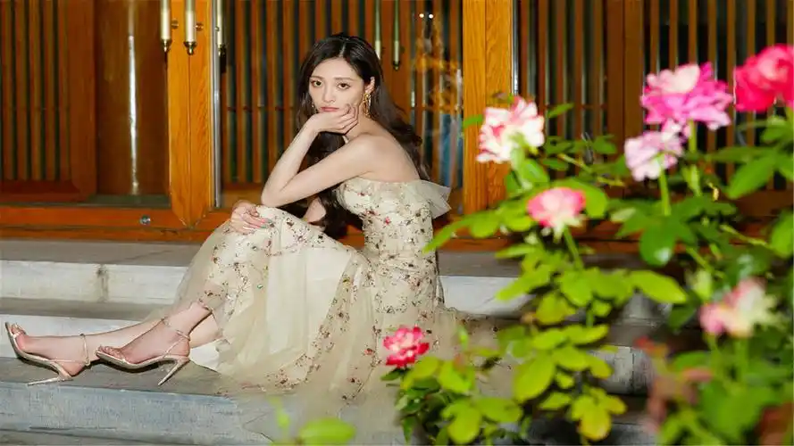 性感美女周洁琼妩媚高清桌面壁纸