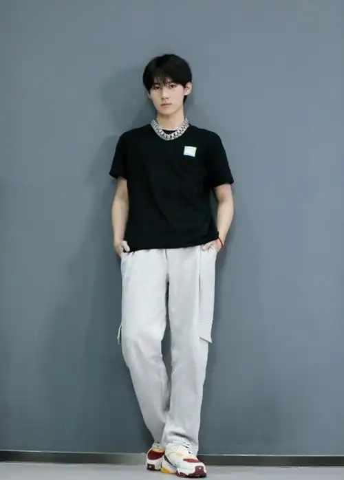 张真源最新综艺剧照,香芋紫风衣温柔帅气,营造高级氛围感