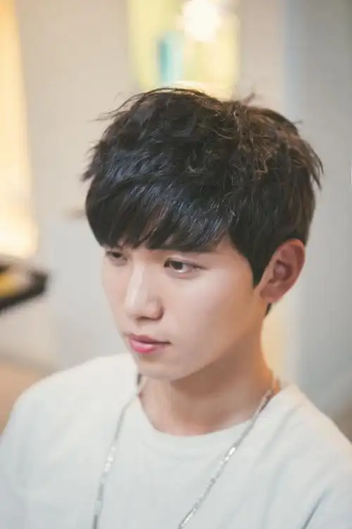 男生斜齐刘海发型图片超帅的男生韩式烫发