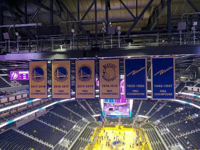 勇士的老主场甲骨文球馆兴建至今已有53年,而新主场大通中心则将在新