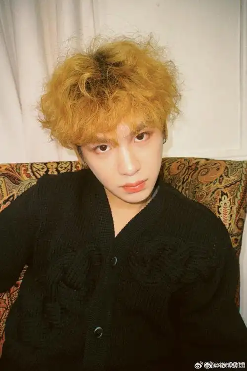 毛茸茸的黄色头发太可爱了!