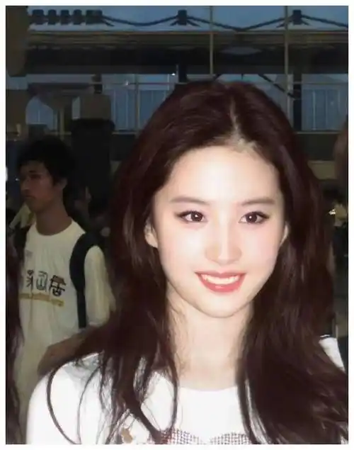 刘亦菲曝学生时代无人追求,现网友看到照片纷纷惊呼,太美了!