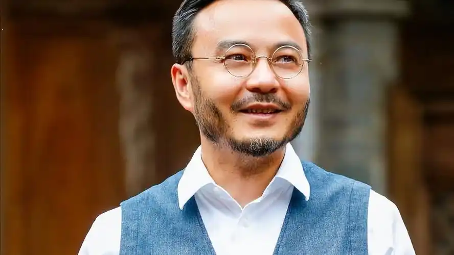 50岁汪涵近照:胡子拉碴,穿扮状态似小老头,街头吃串被赞接地气_内心