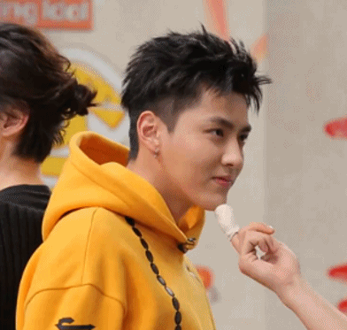 张艺兴动图吴亦凡动图