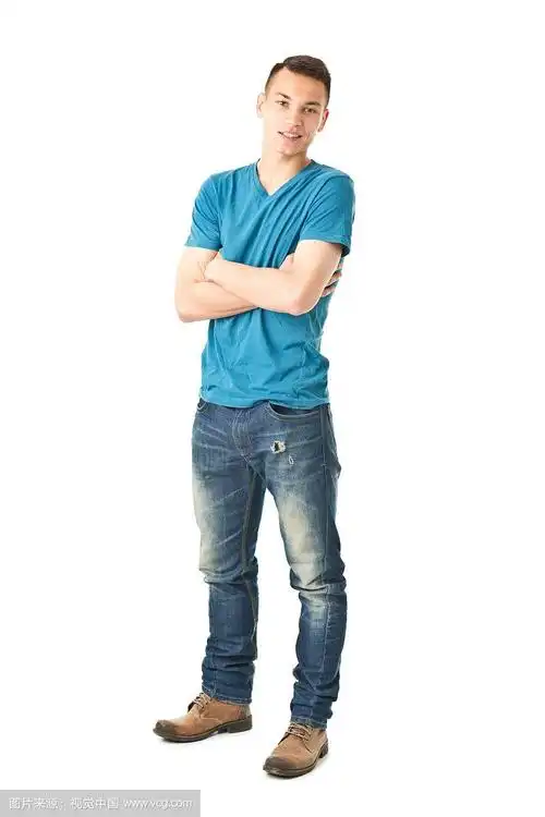 年轻英俊男子的全身照