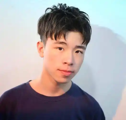 有时候咱们男生的刘海发型想要更加有个性,并不需要剪得多么复杂,只