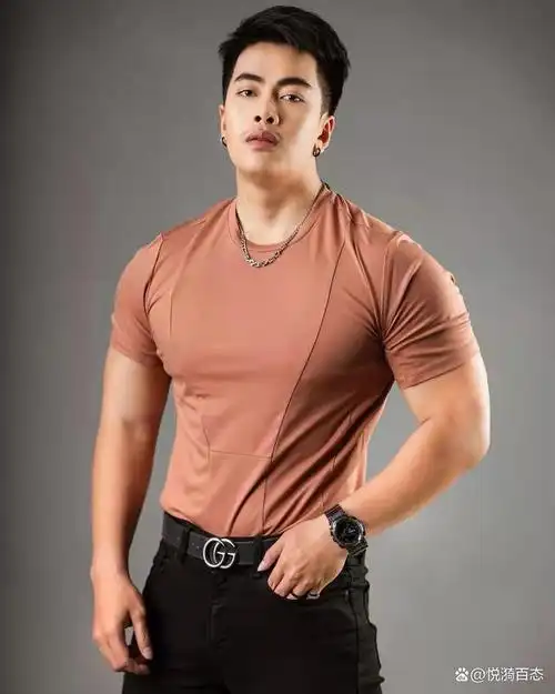 好一个性感的肌肉型男,镜头前尽显魅力,撩人眼球