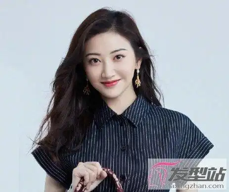 这款三七侧分发型,发丝烫出微卷的弧度,时尚又好看,一侧头发撩起,戴上