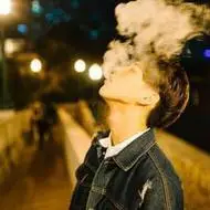 嘴里叼烟的男生头像吐烟头像背影