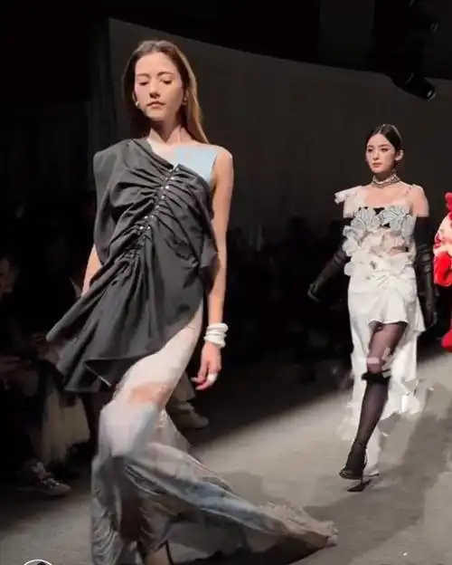 古力娜扎走秀引热议走路不稳扭胯幅度大被嘲气质全无