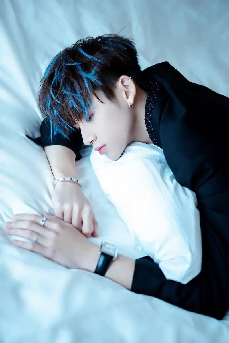 小鬼王琳凯挑染蓝发造型写真图片19