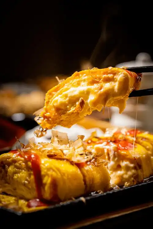 微微凝固的鸡蛋混合着马苏里拉奶酪,趁热轻提起就会拉丝.