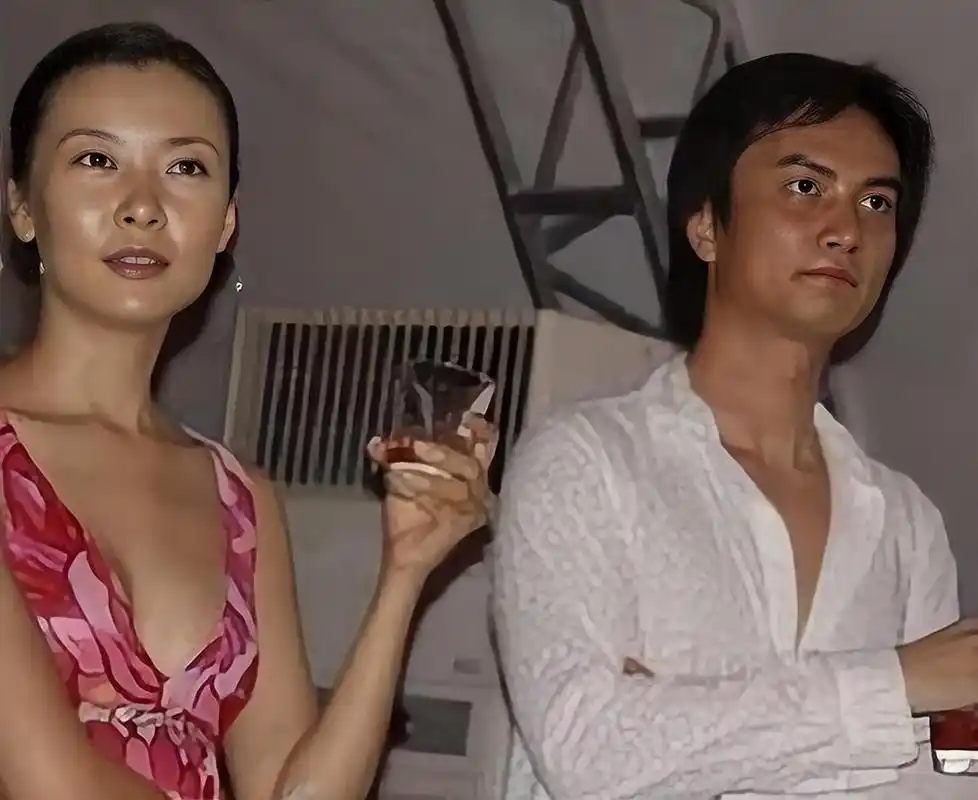 回顾演员柯蓝23岁年薪百万50岁依然单身有黄志忠陪伴不孤独