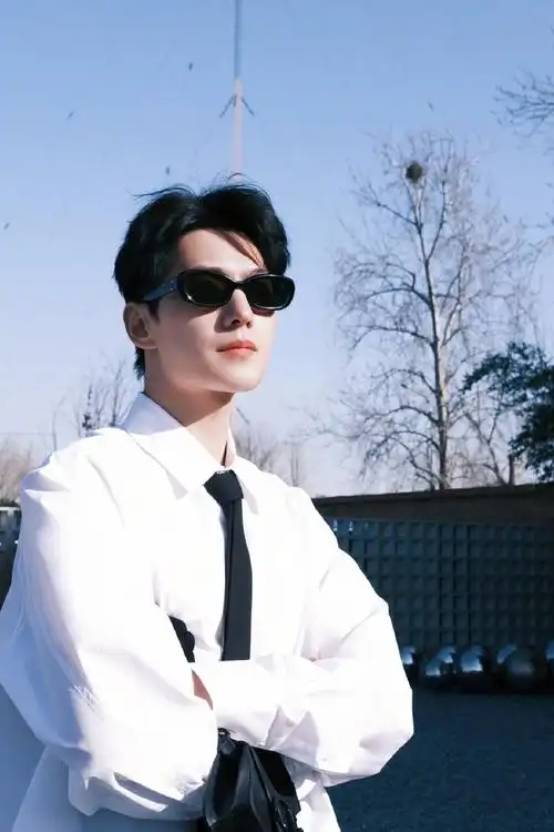 阳光正好的杨洋～白衬衫牛仔裤也能很潮  #杨洋清瘦了不少