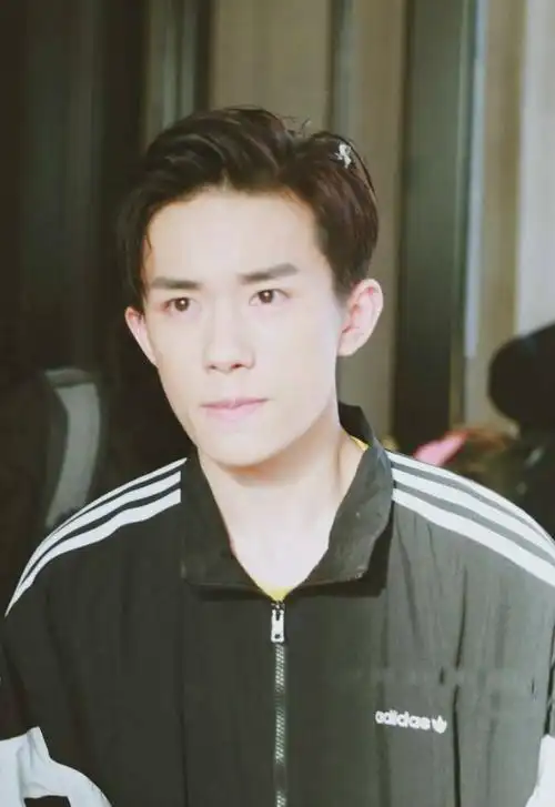 tfboys易烊千玺格莱美盛典解锁新发型,带小发夹无刘海造型显呆萌