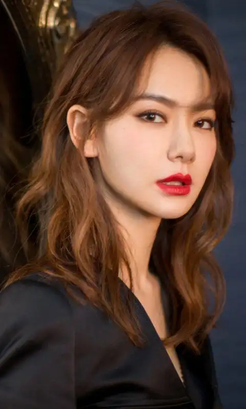 戚薇十年前素颜照火了,看清真实的五官,粉丝:确定不是lucky?