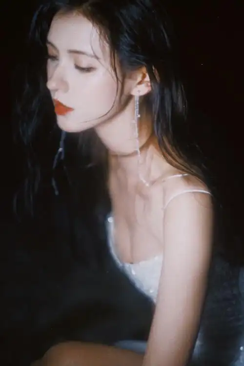 组图:美似人鱼公主!张予曦穿碎钻高开叉吊带裙纤腰长腿吸睛