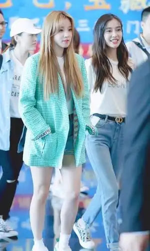 宋雨琦杨颖再同框,穿厚底鞋不比她矮,但撞衫就暴露真实身高!