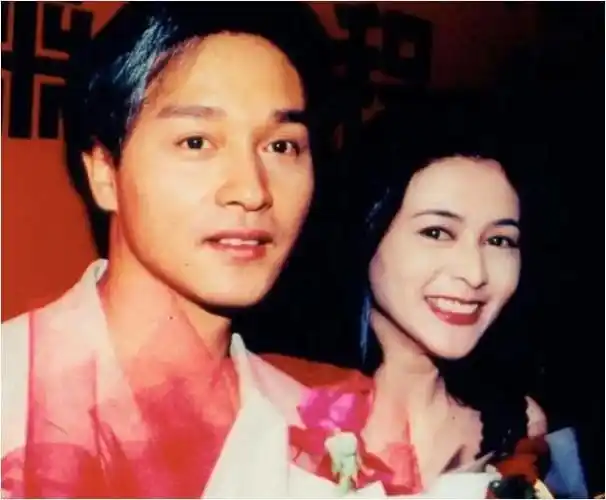 随后,她又与周润发,张曼玉,成龙,刘德华等当时炙手可热的演员合作.