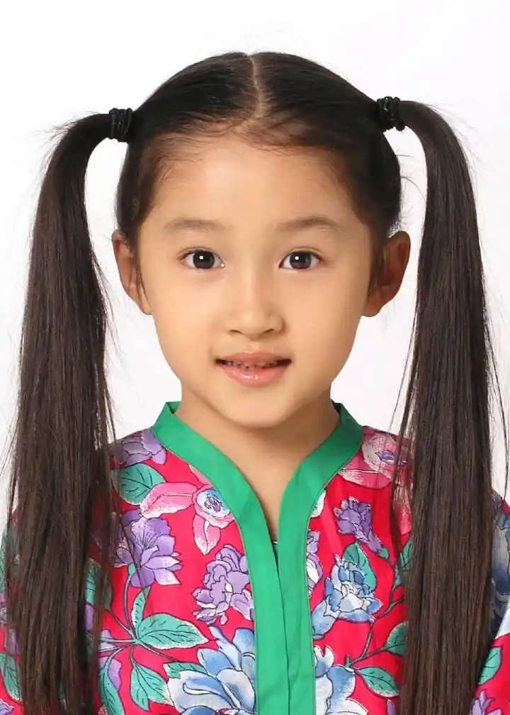 小时候的关晓彤对于芭比娃娃很是喜爱,就连穿着打扮都尽量想把自己弄