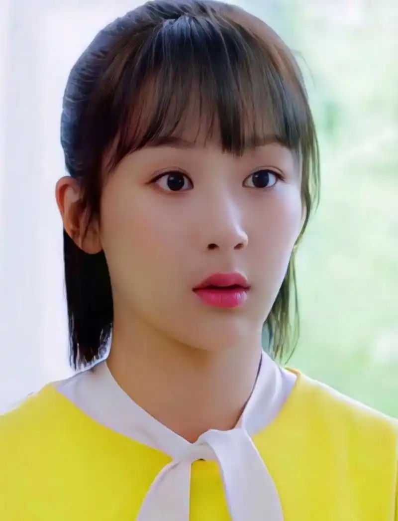 看杨紫梳着齐刘海短发,清纯明艳,水汪汪的大眼睛含着泪花,好像是激动