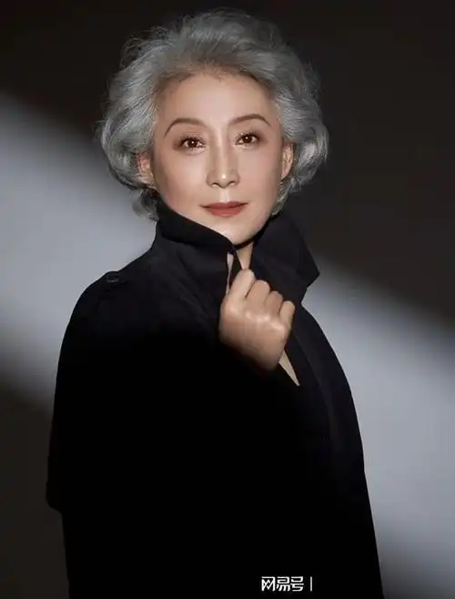 65岁奶奶, 白发不染, 穿搭体面, 不扮嫩也不服老|发型|女性身材_网易