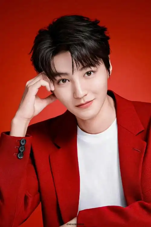 王俊凯龙灯点亮峡谷#  这套红色好帅明天就是除夕了  和王俊凯移痧