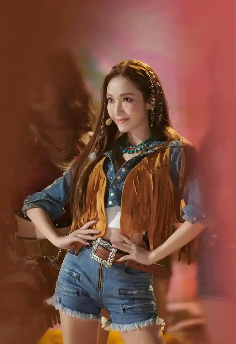 郑秀妍|四公《恼人的秋风》舞台剧照!啊啊啊这也太美了!#少 - 抖音