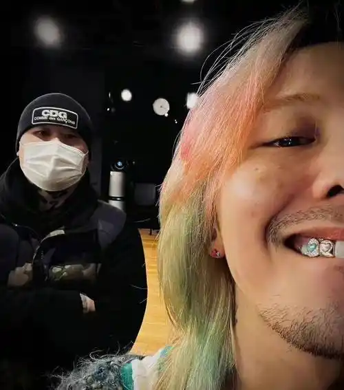 权志龙秀牙钻自拍一蓝一粉爱心钻石十分抢眼