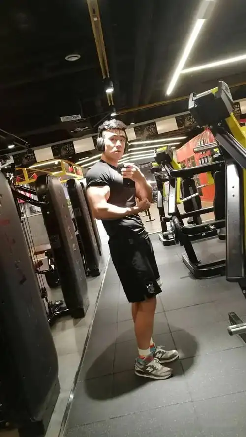 我在部队当过兵,当当兵之前十足的大胖子,有220斤,在部队瘦下来了