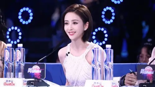 佟丽娅白裙性感综艺剧照图片