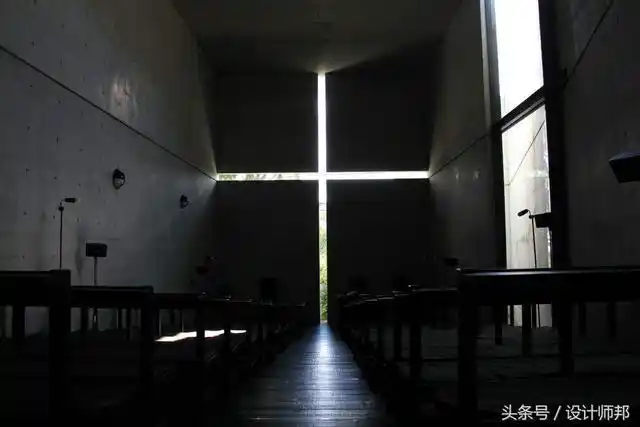 建筑的布置是根据用地内原有教堂的位置以及太阳方位来决定的.